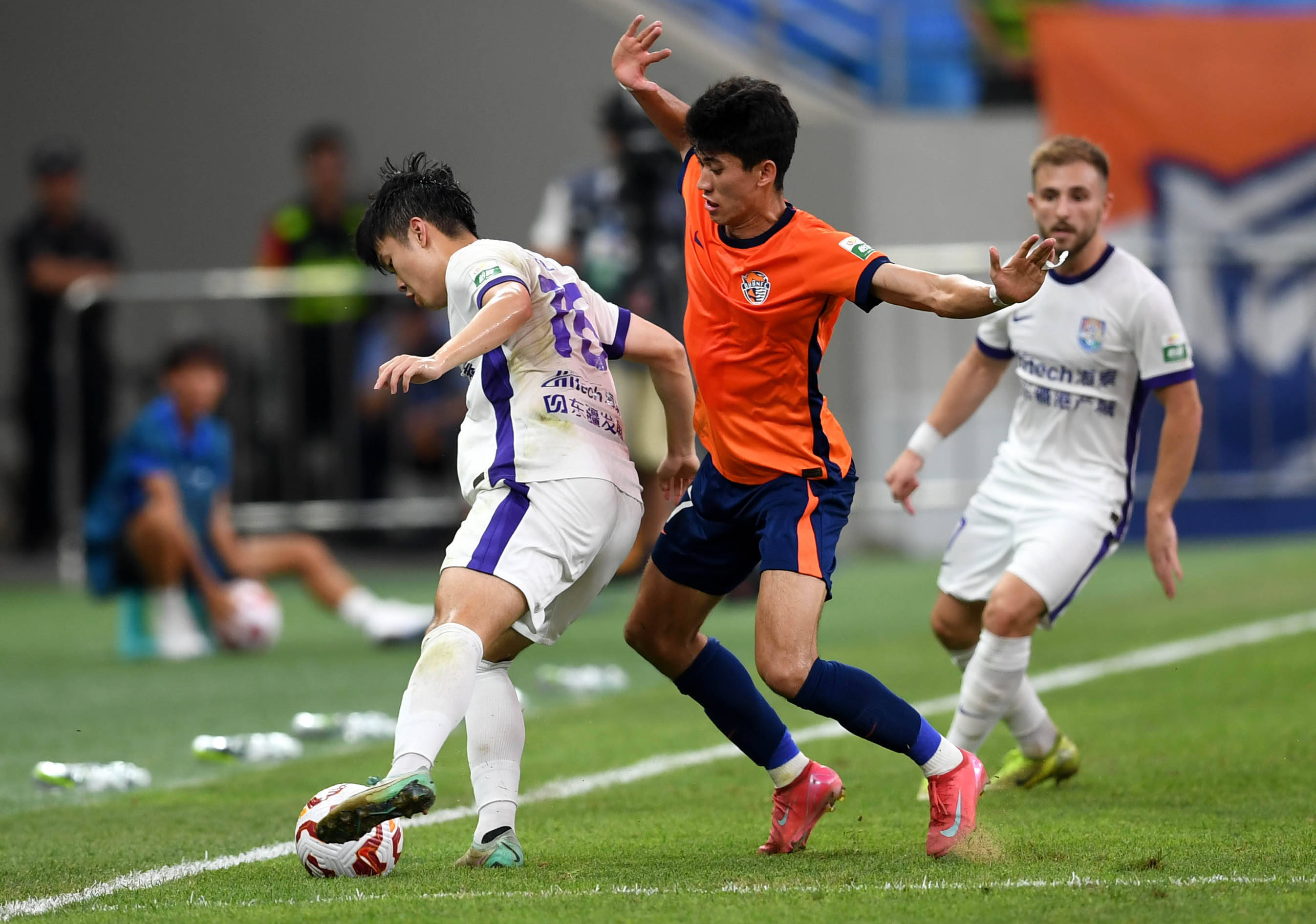 他的缺席同 他的缺席同