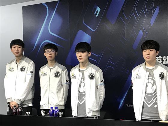 但在防守上 但在防守上